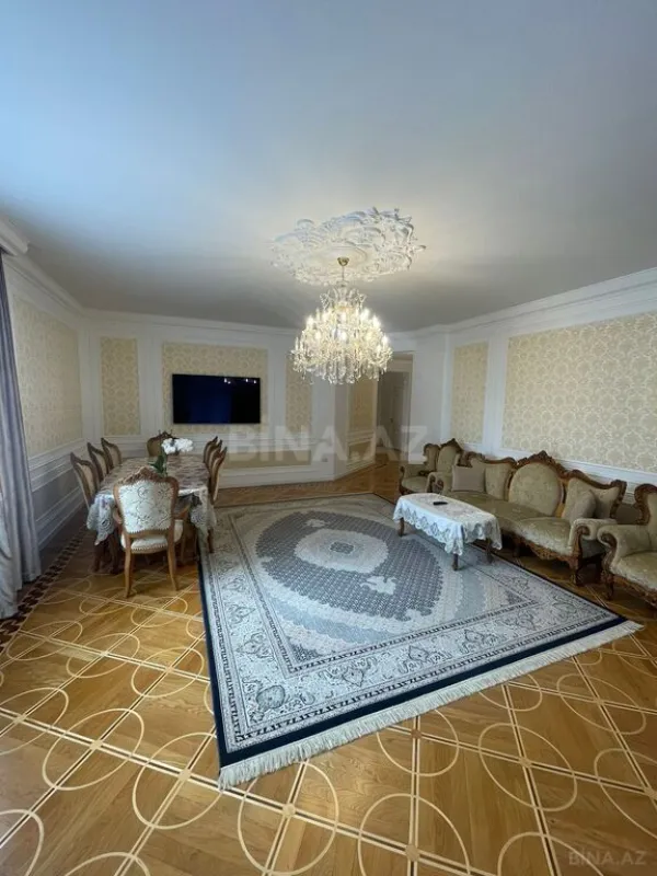 Satılır 4 otaqlı mənzil 200 m²