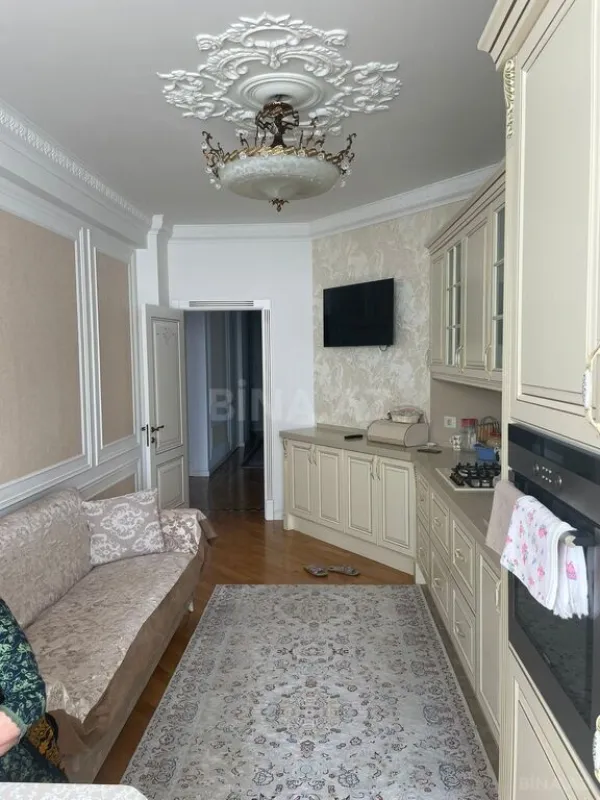 Satılır 4 otaqlı mənzil 200 m²