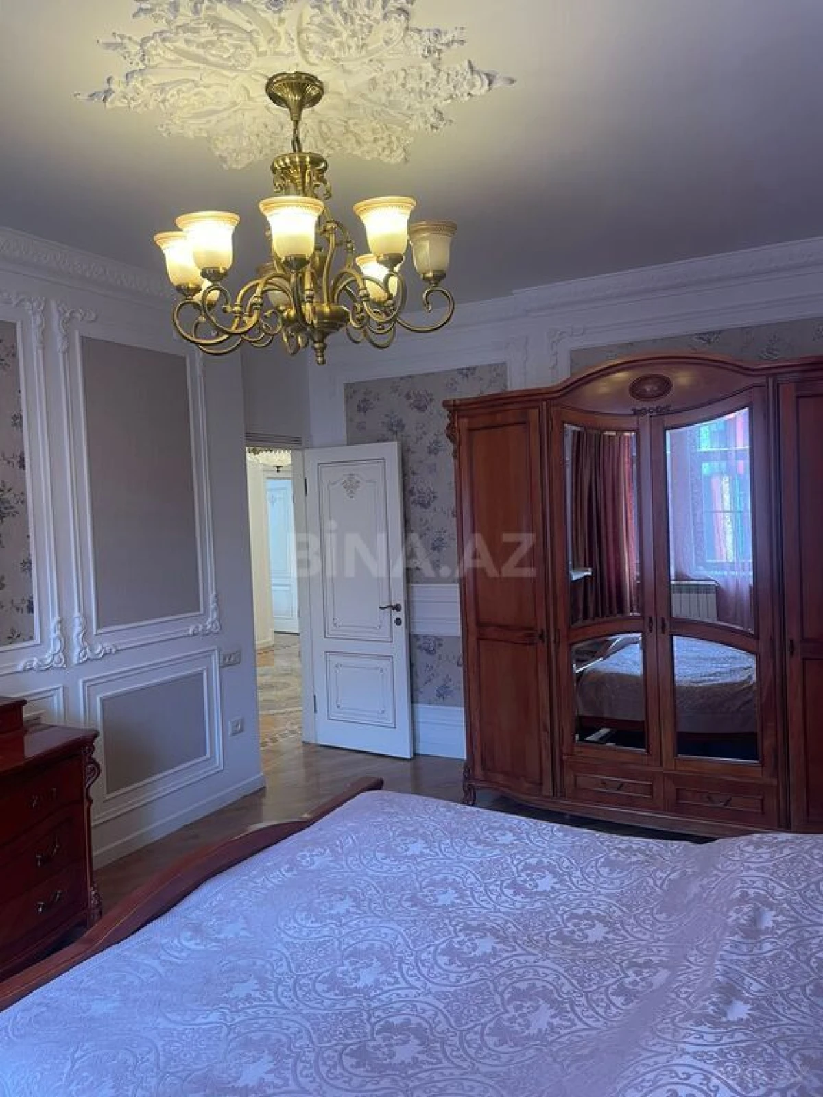Satılır 4 otaqlı mənzil 200 m²