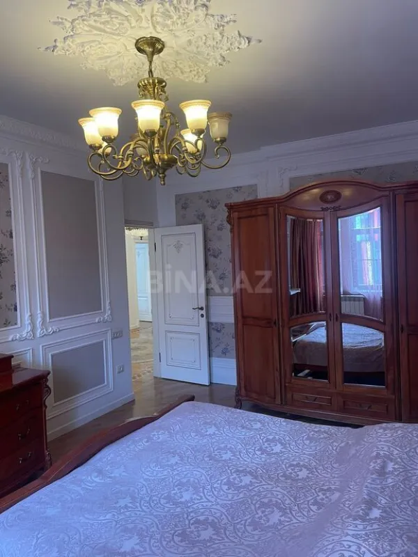 Satılır 4 otaqlı mənzil 200 m²