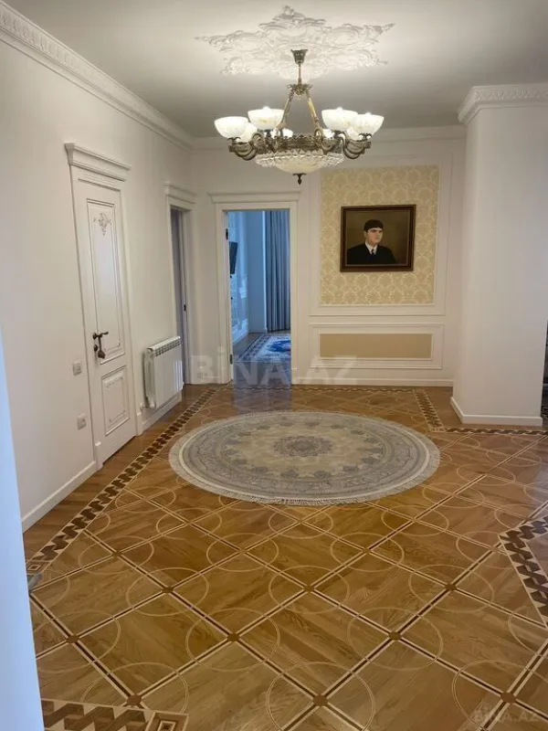 Satılır 4 otaqlı mənzil 200 m²