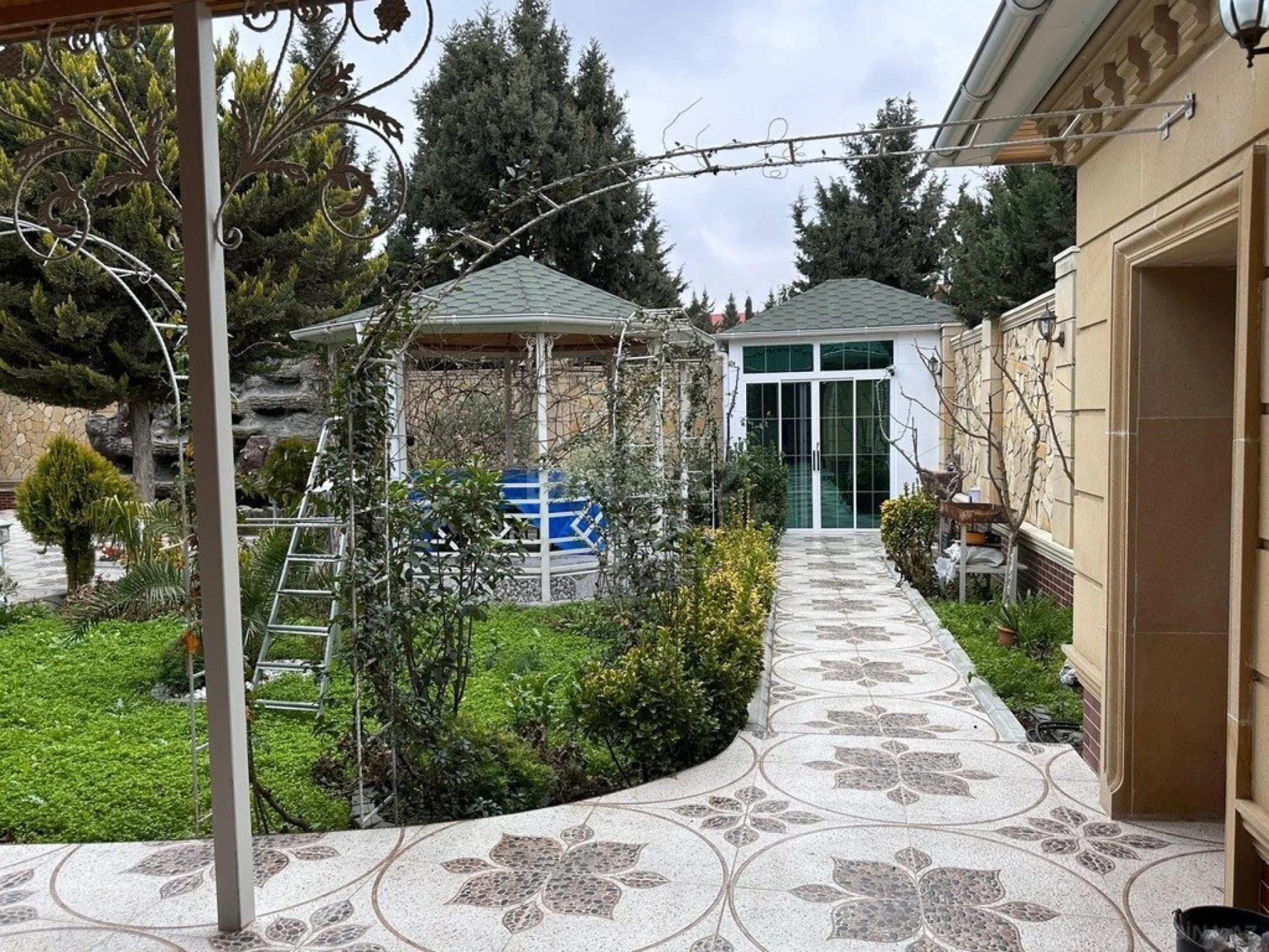 Satılır 7 otaqlı həyət evi 220 m²