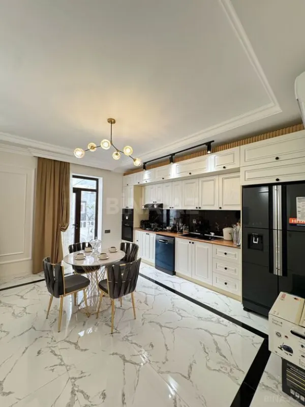 Satılır 6 otaqlı həyət evi 500 m²