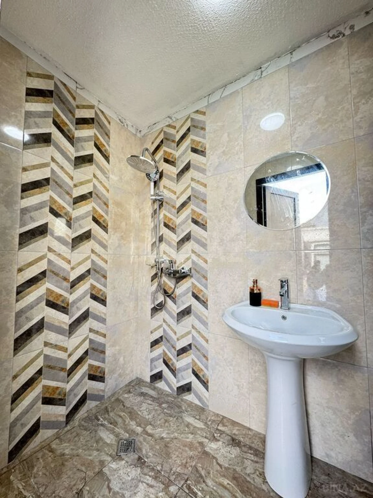 Satılır 6 otaqlı həyət evi 500 m²