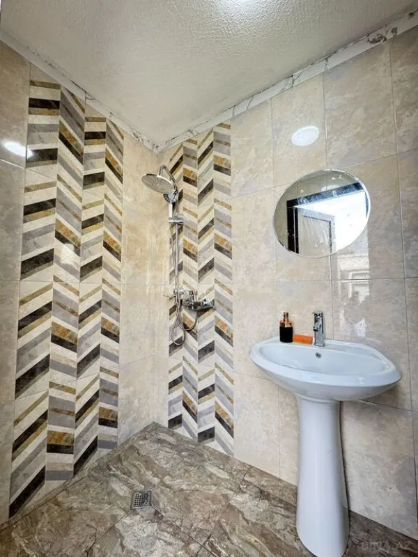 Satılır 6 otaqlı həyət evi 500 m²