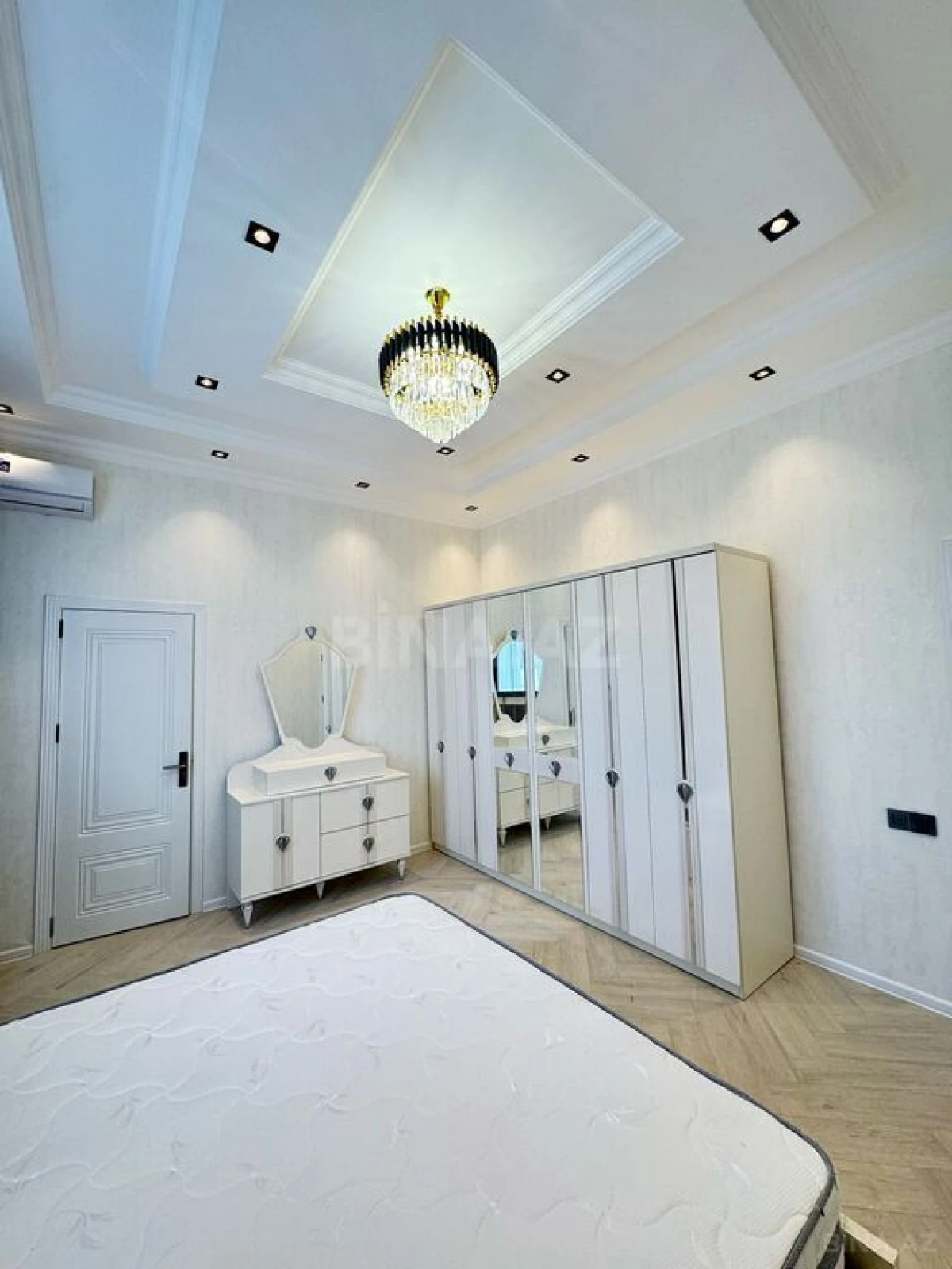 Satılır 5 otaqlı həyət evi 260 m²