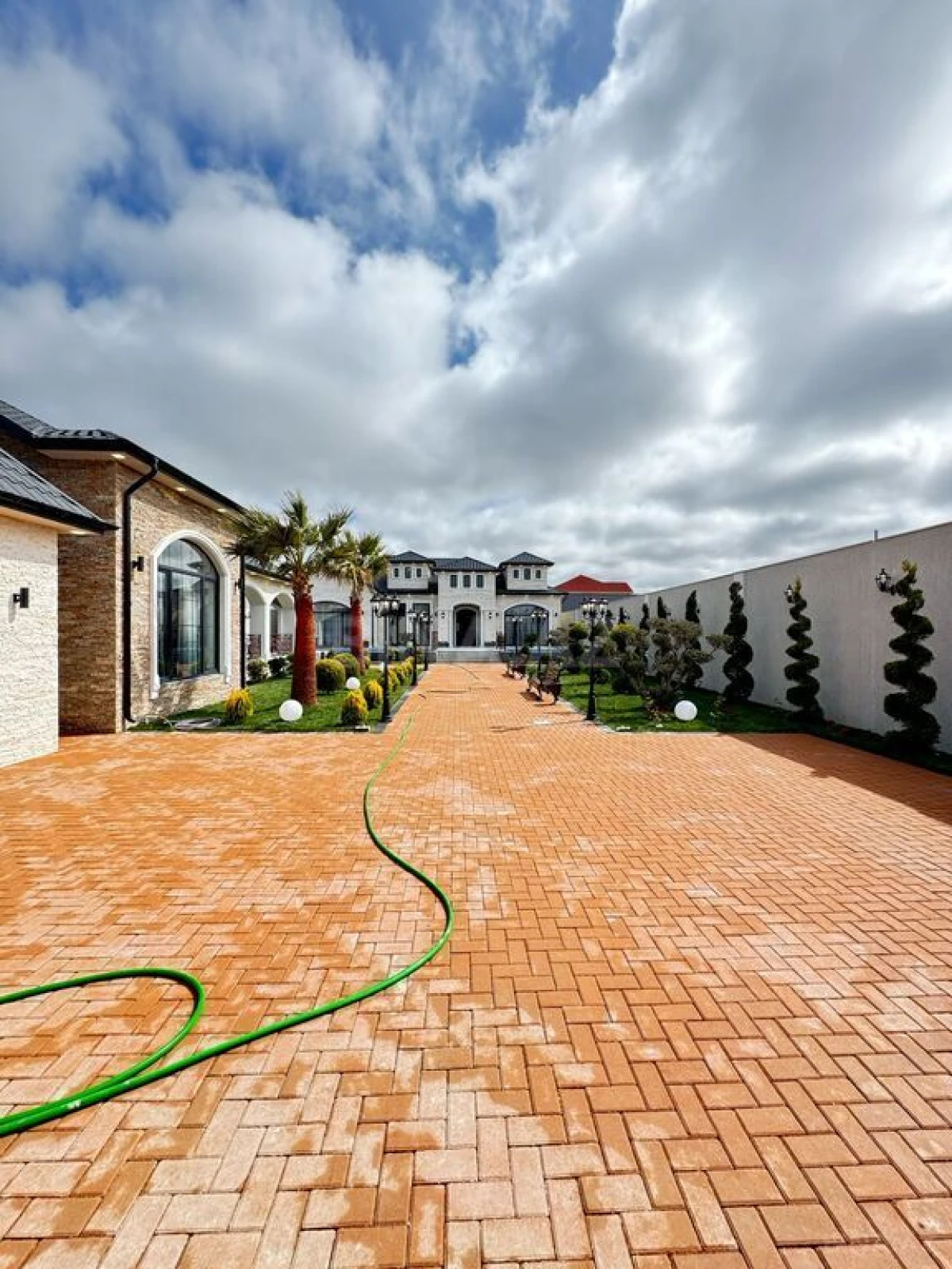 Satılır 6 otaqlı həyət evi 400 m²