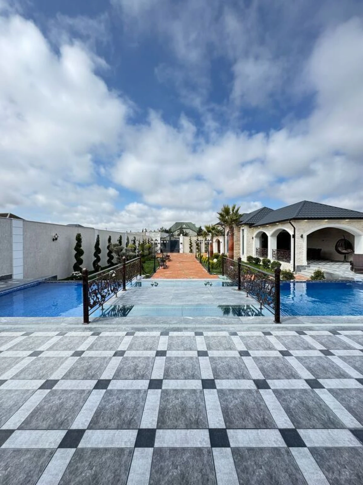 Satılır 6 otaqlı həyət evi 400 m²