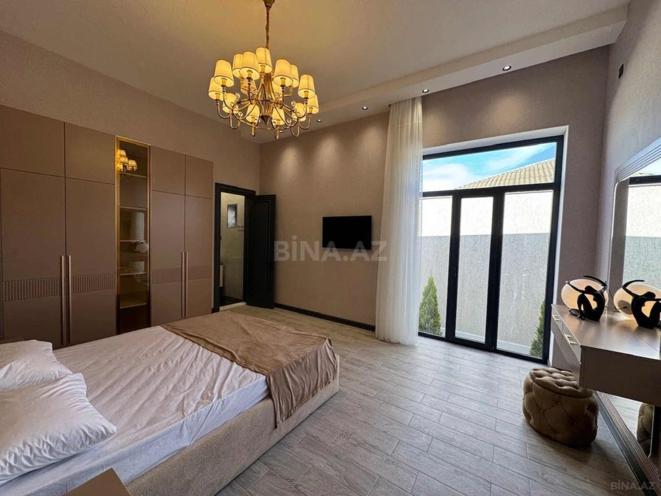 Satılır 5 otaqlı həyət evi 250 m²