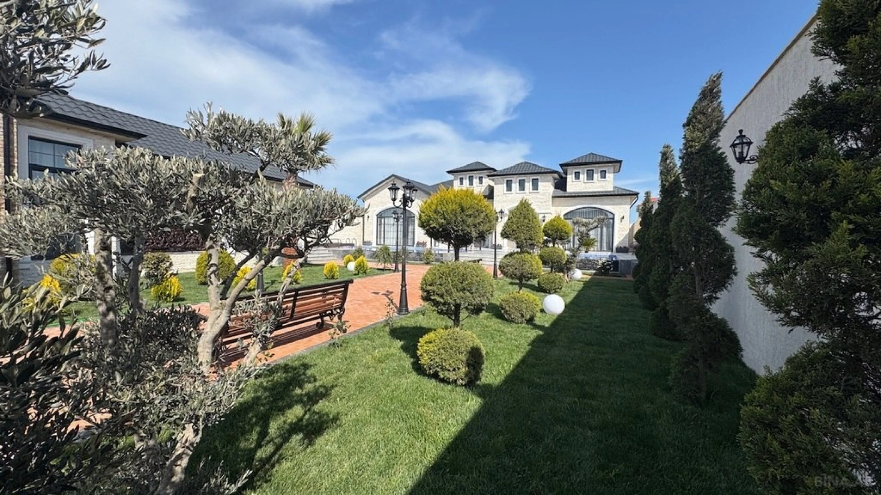 Satılır 5 otaqlı həyət evi 250 m²