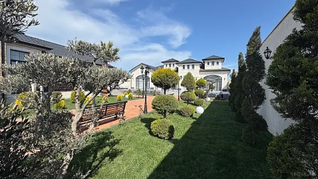 Satılır 5 otaqlı həyət evi 250 m²