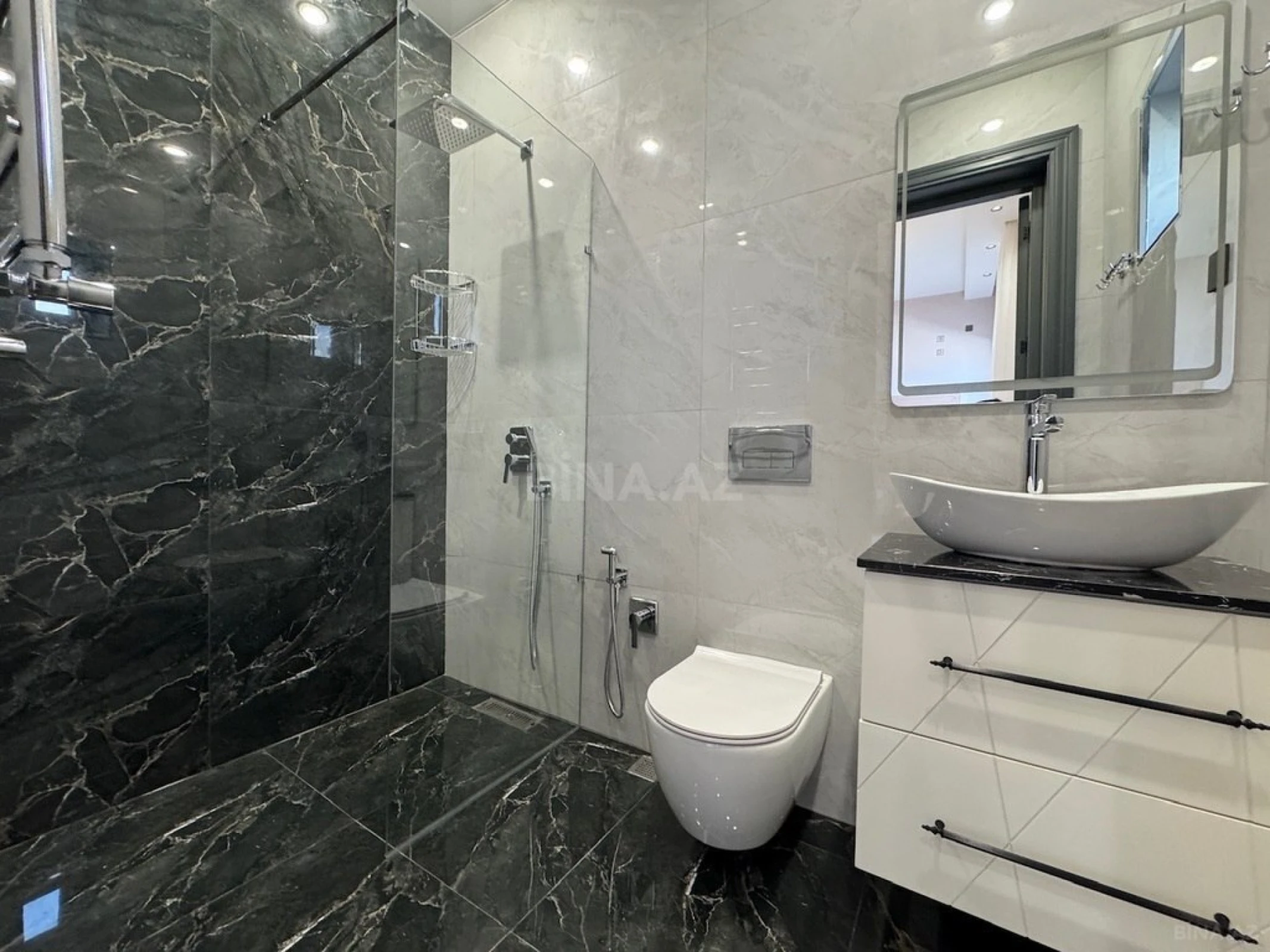 Satılır 5 otaqlı həyət evi 250 m²