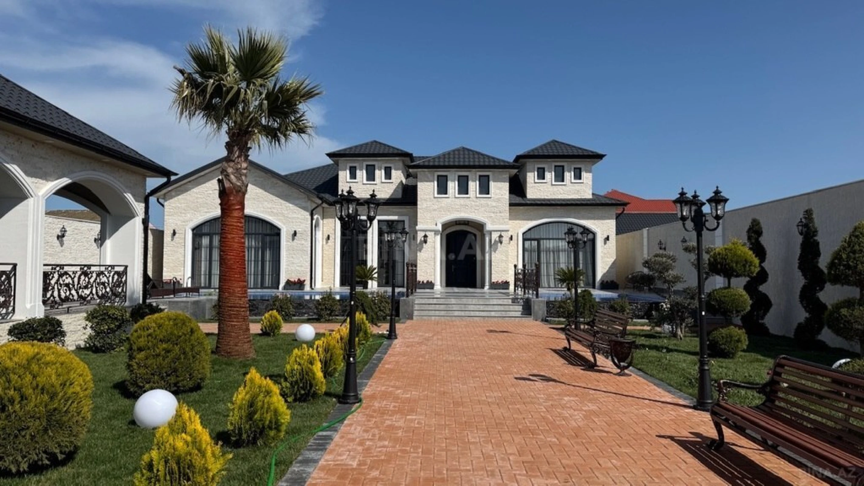 Satılır 5 otaqlı həyət evi 250 m²