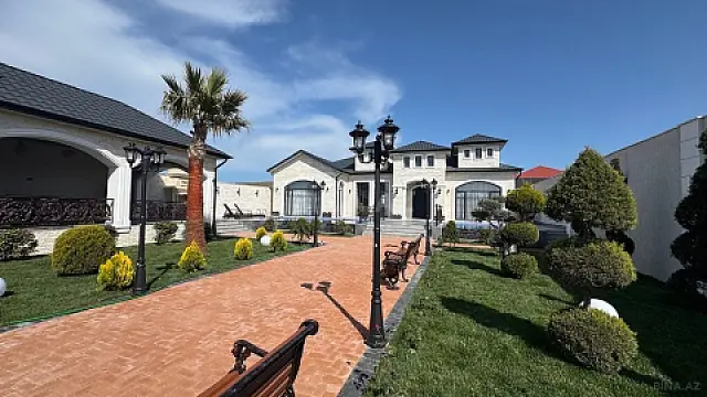 Satılır 5 otaqlı həyət evi 250 m²