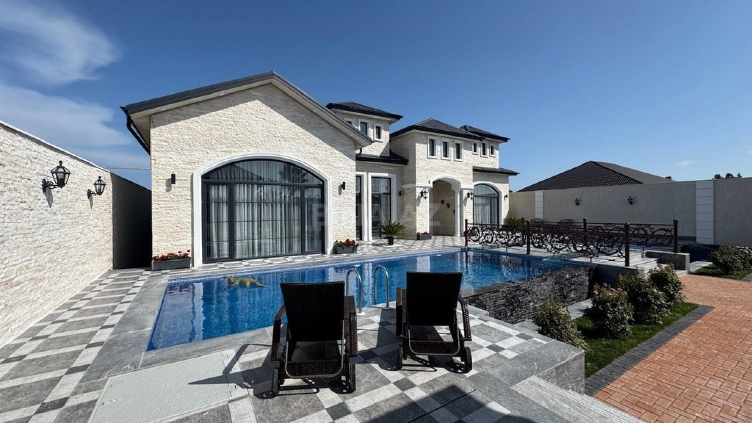 Satılır 5 otaqlı həyət evi 250 m²