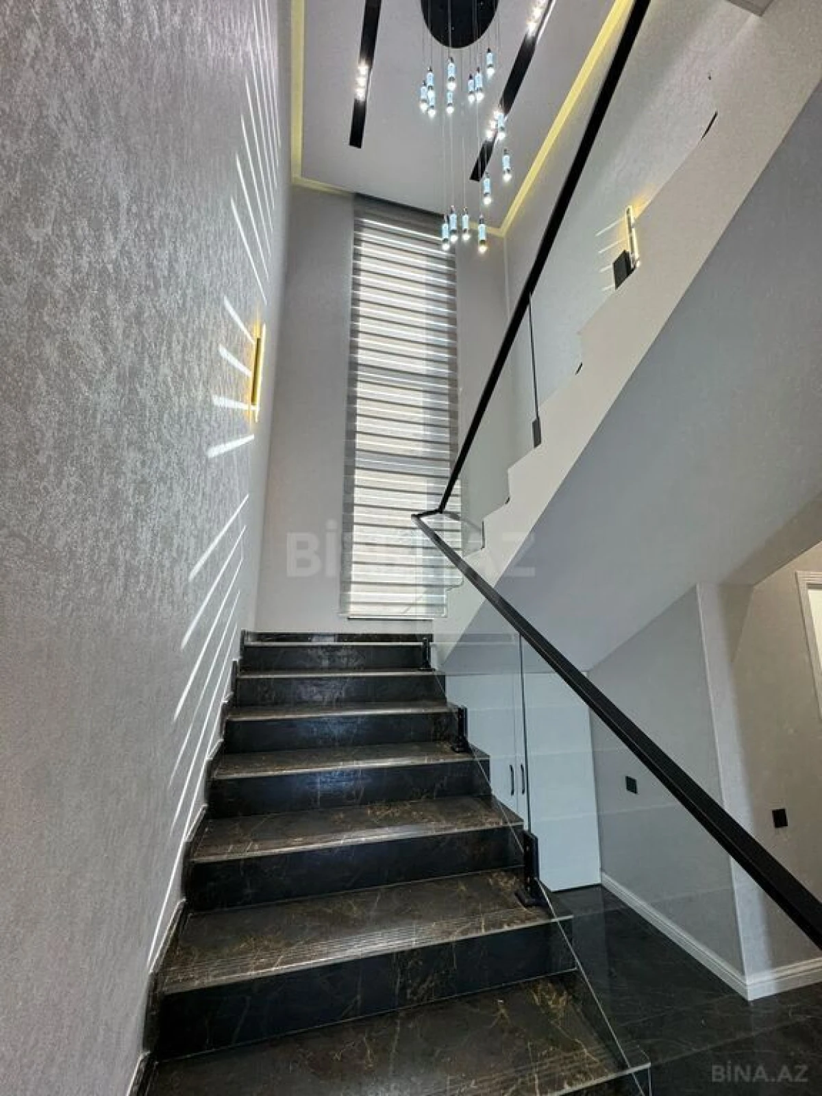 Satılır 6 otaqlı həyət evi 300 m²