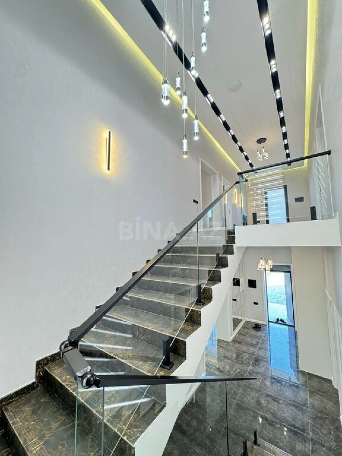 Satılır 6 otaqlı həyət evi 300 m²