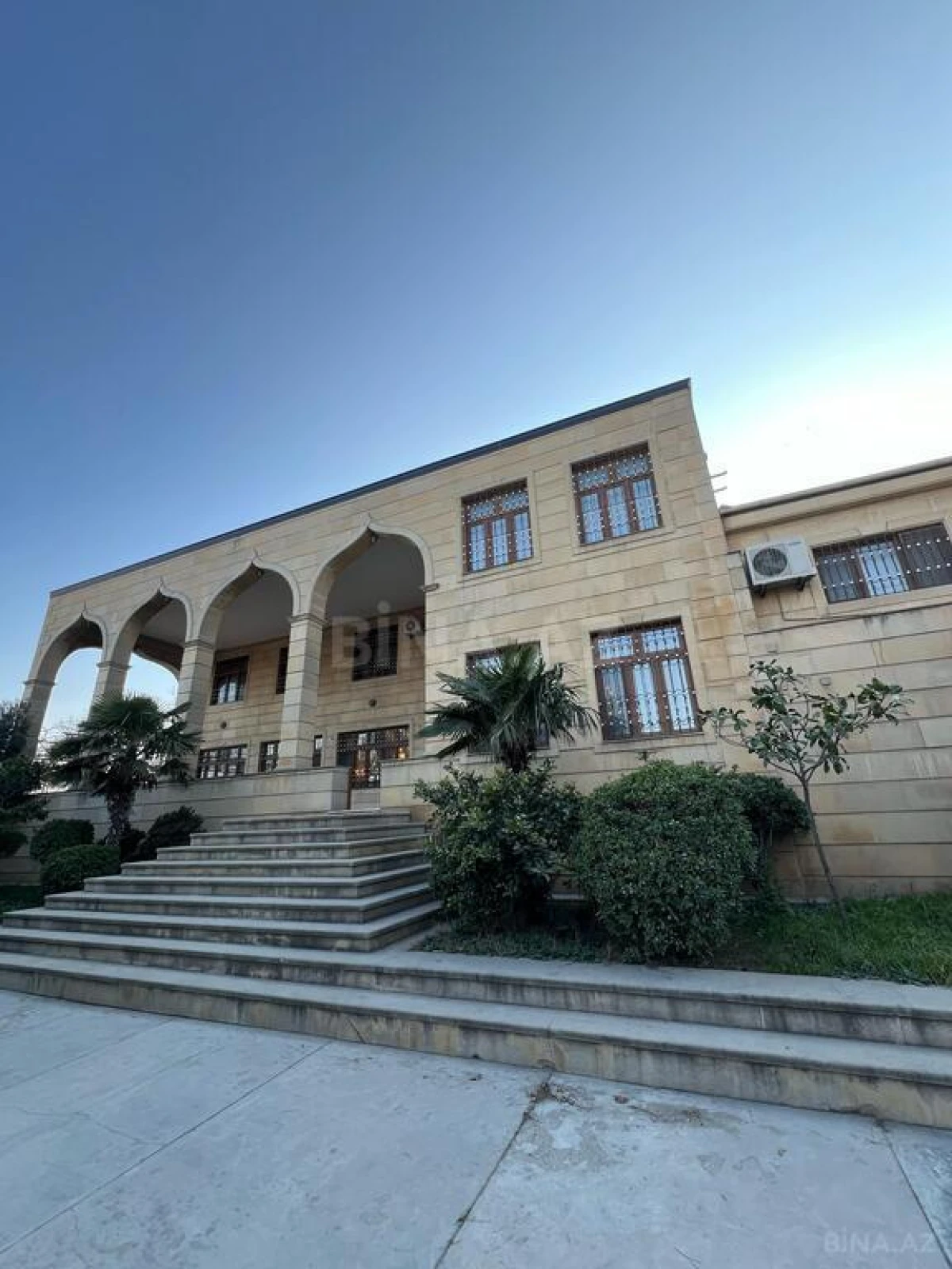 Satılır 10 otaqlı həyət evi 950 m²