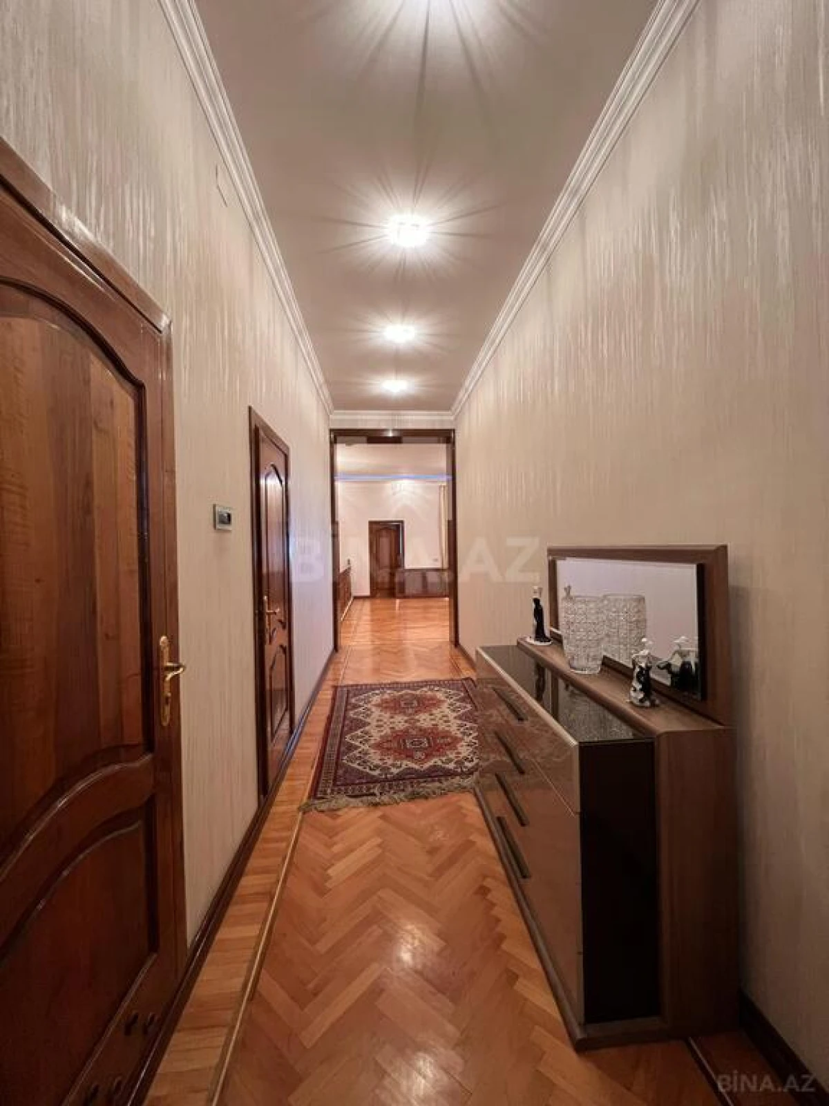 Satılır 10 otaqlı həyət evi 950 m²
