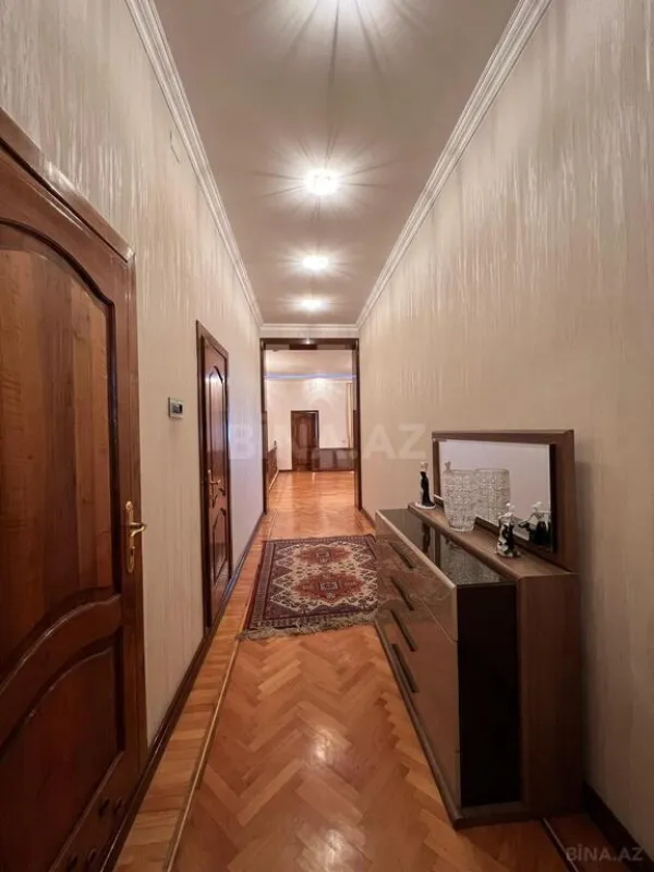 Satılır 10 otaqlı həyət evi 950 m²