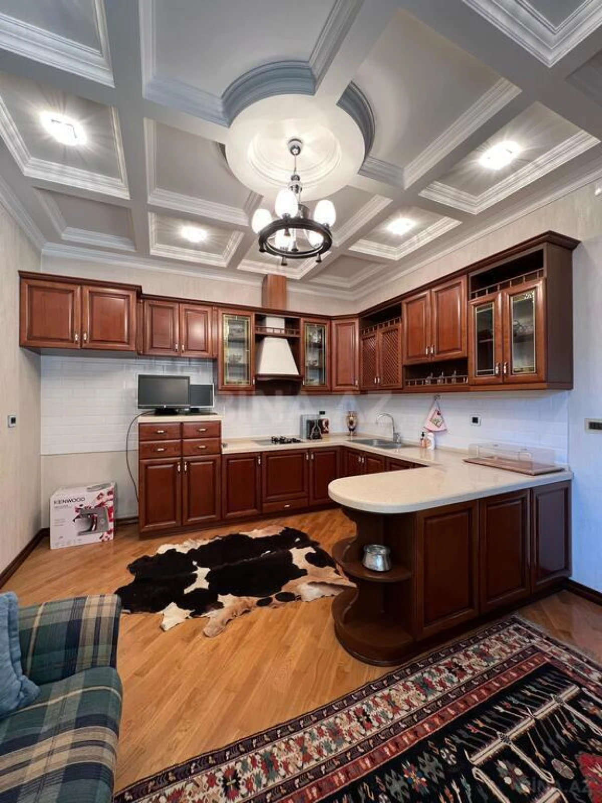 Satılır 10 otaqlı həyət evi 950 m²