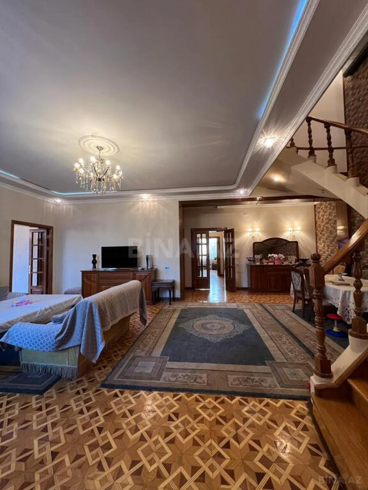 Satılır 10 otaqlı həyət evi 950 m²