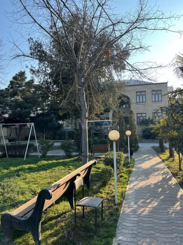 Satılır 10 otaqlı həyət evi 950 m²