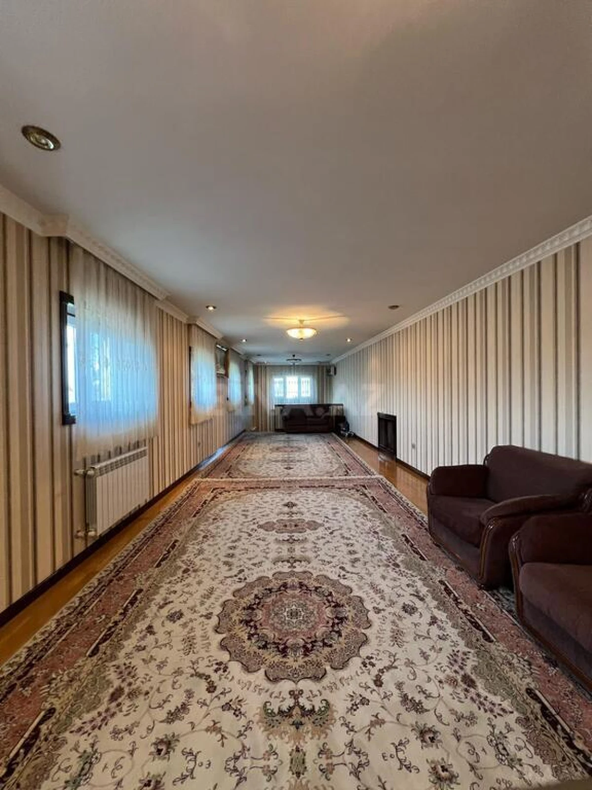 Satılır 10 otaqlı həyət evi 950 m²