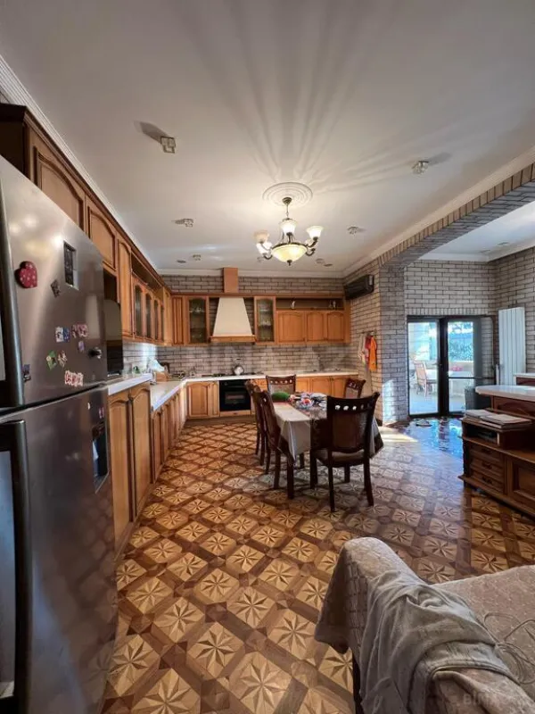 Satılır 10 otaqlı həyət evi 950 m²