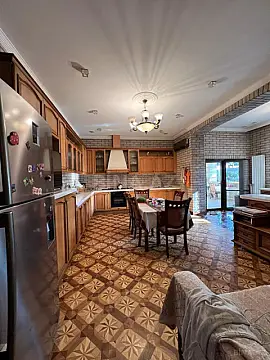 Satılır 10 otaqlı həyət evi 950 m²