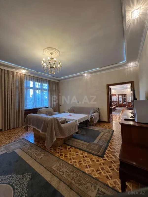 Satılır 10 otaqlı həyət evi 950 m²