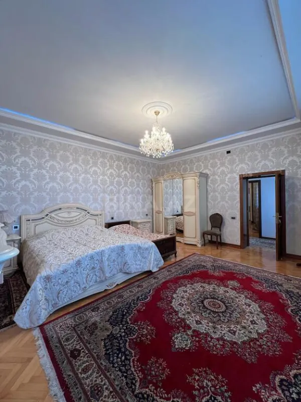 Satılır 10 otaqlı həyət evi 950 m²