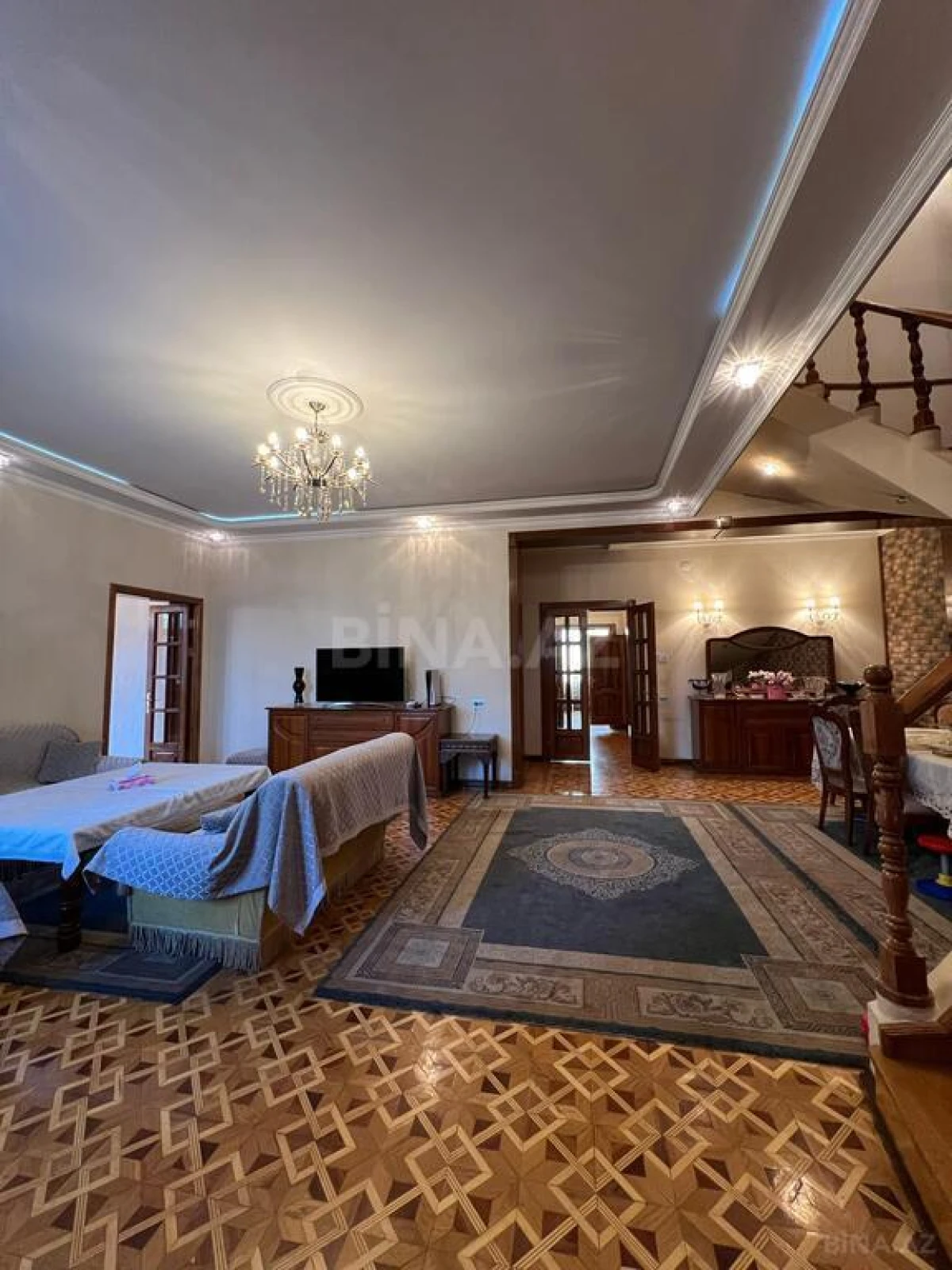 Satılır 10 otaqlı həyət evi 950 m²