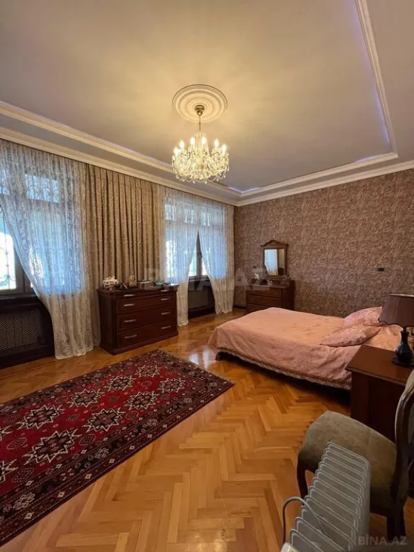 Satılır 10 otaqlı həyət evi 950 m²