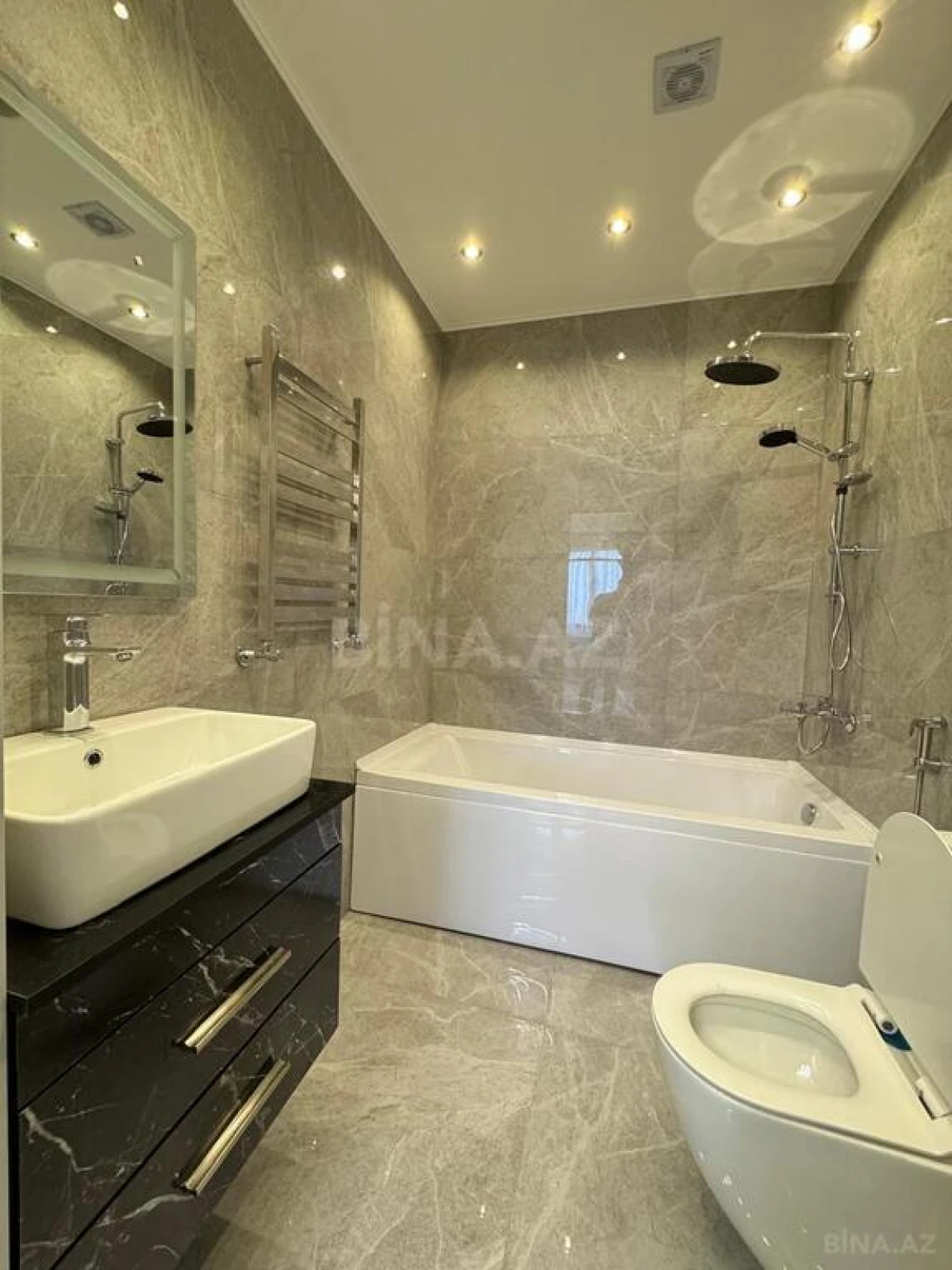Satılır 4 otaqlı mənzil 150 m²