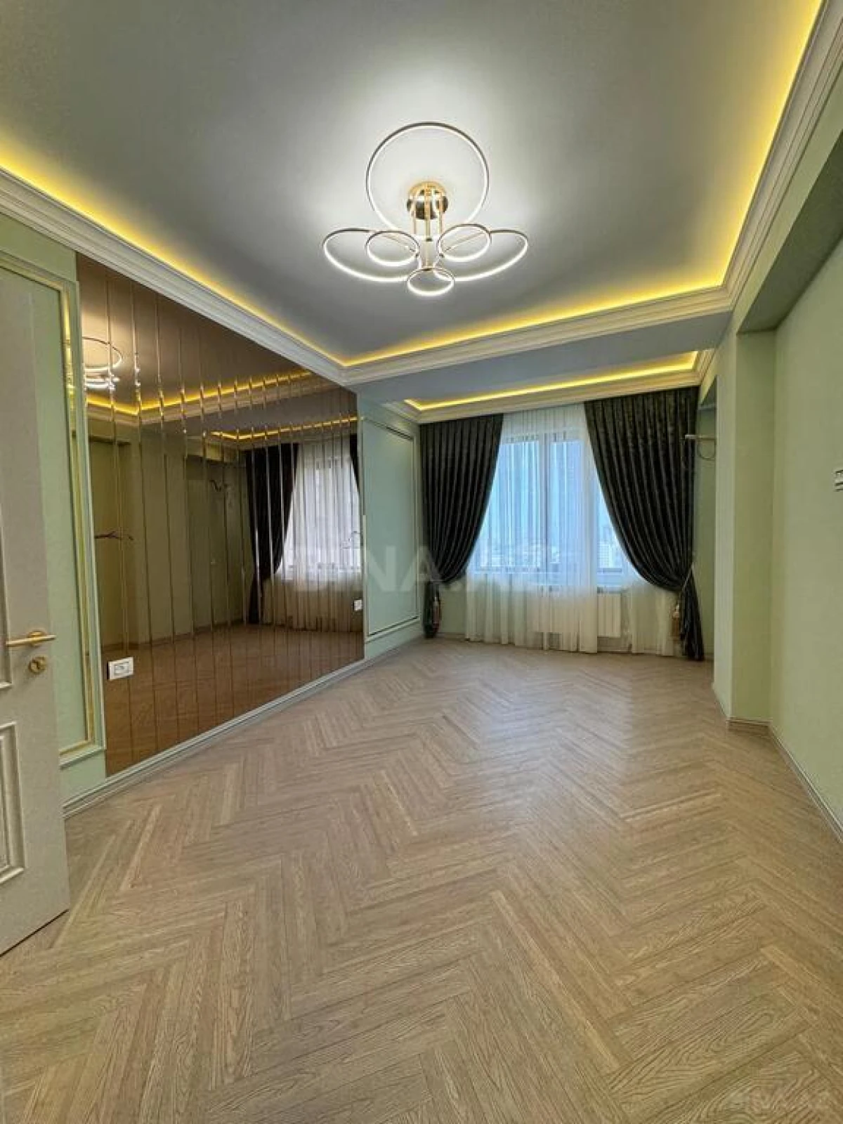 Satılır 4 otaqlı mənzil 150 m²
