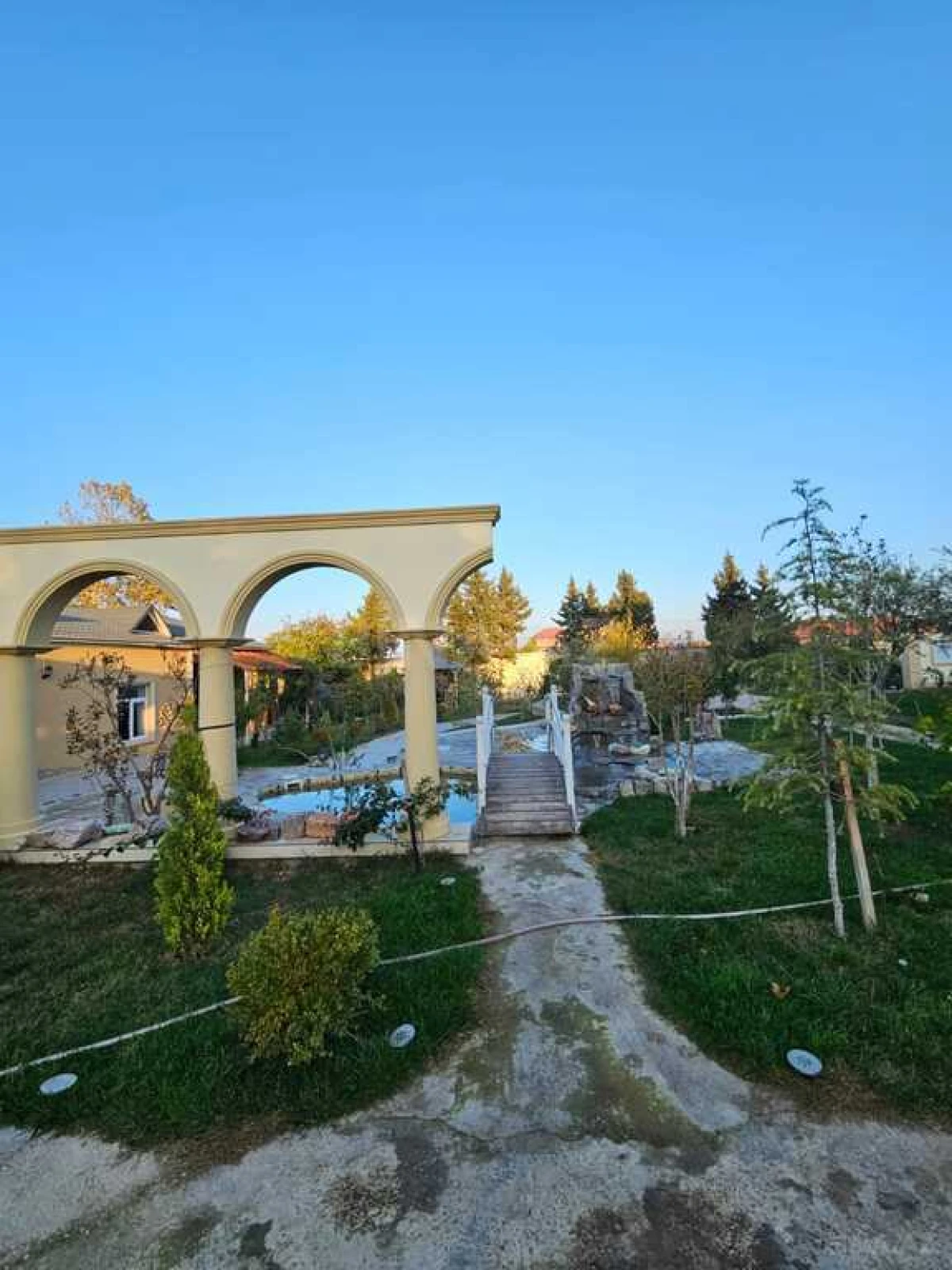 Satılır 8 otaqlı həyət evi 600 m²