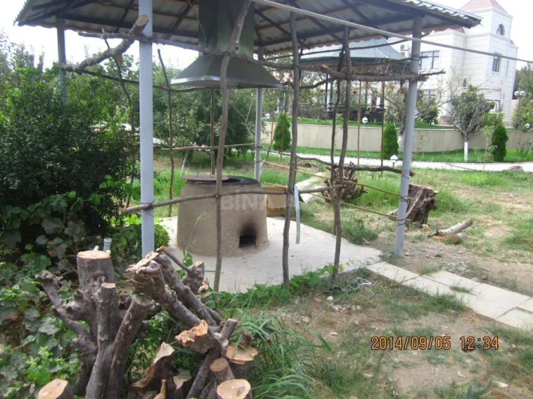 Satılır 8 otaqlı həyət evi 600 m²