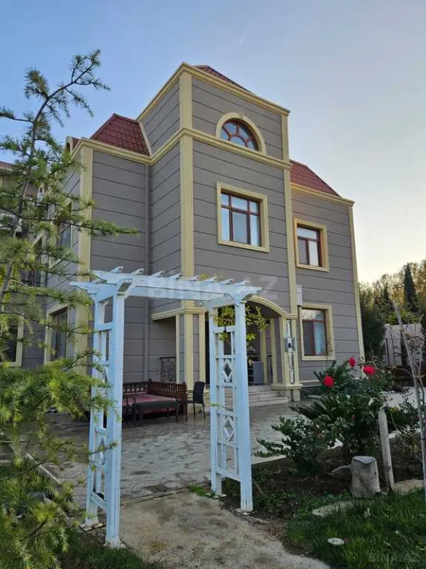 Satılır 8 otaqlı həyət evi 600 m²