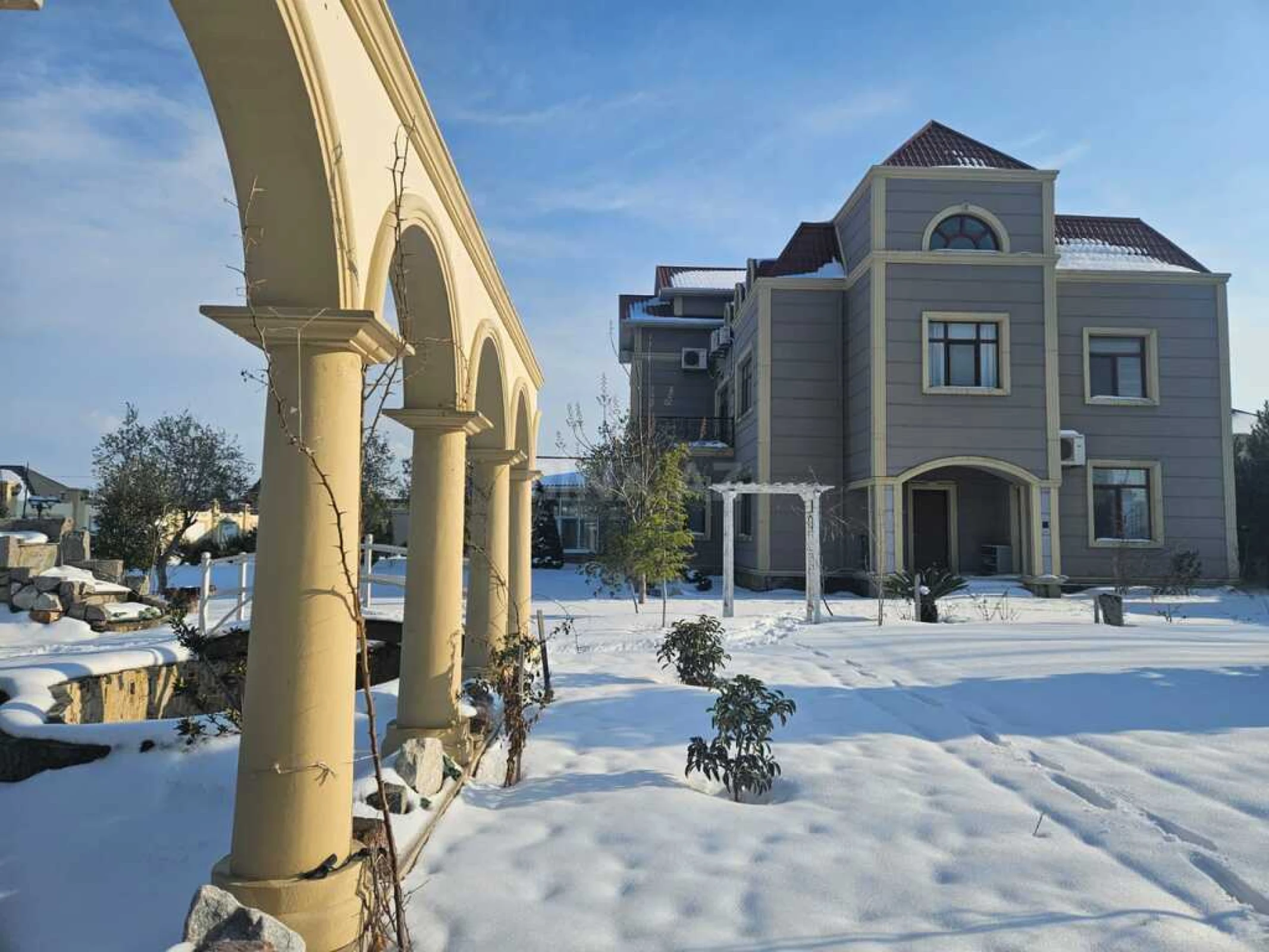 Satılır 8 otaqlı həyət evi 600 m²