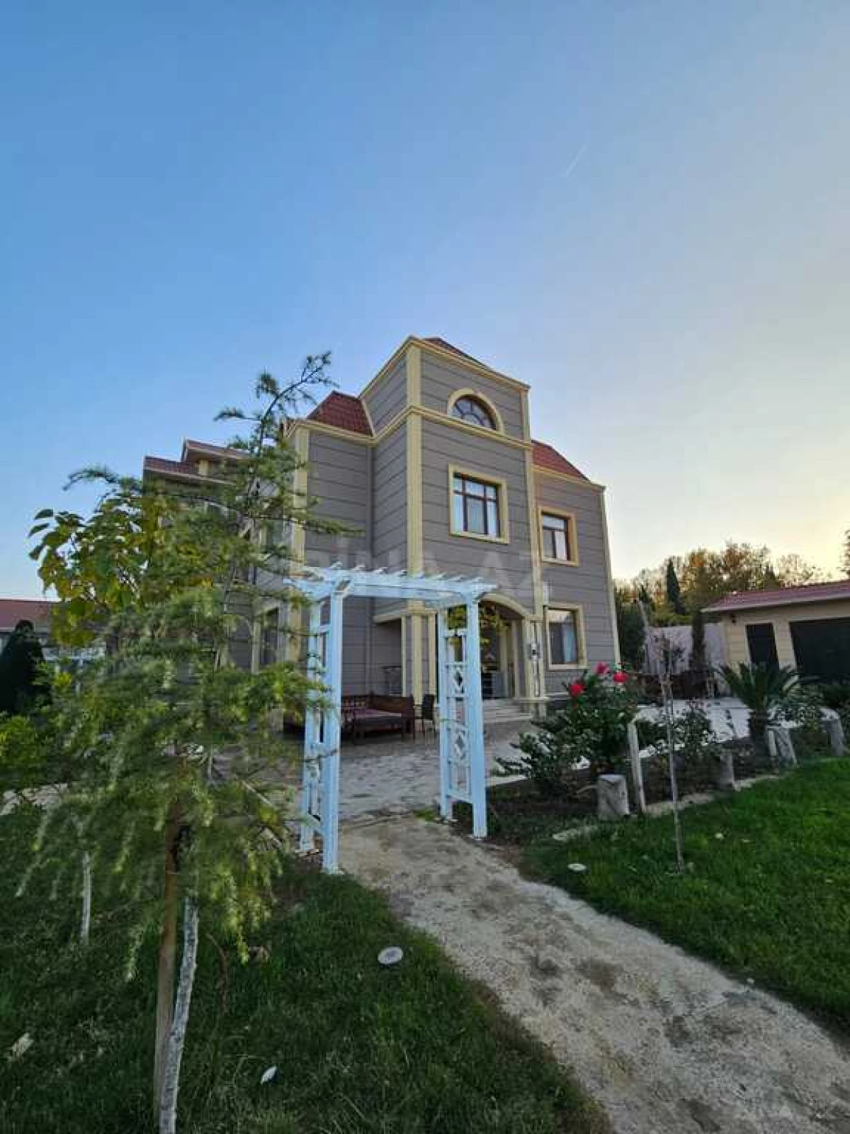 Satılır 8 otaqlı həyət evi 600 m²