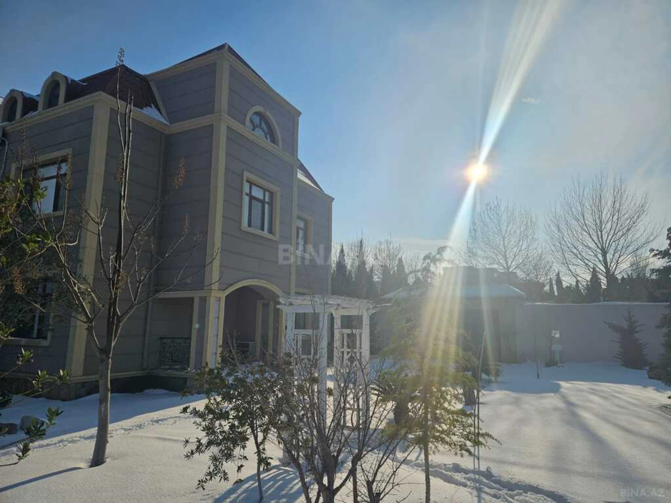 Satılır 8 otaqlı həyət evi 600 m²