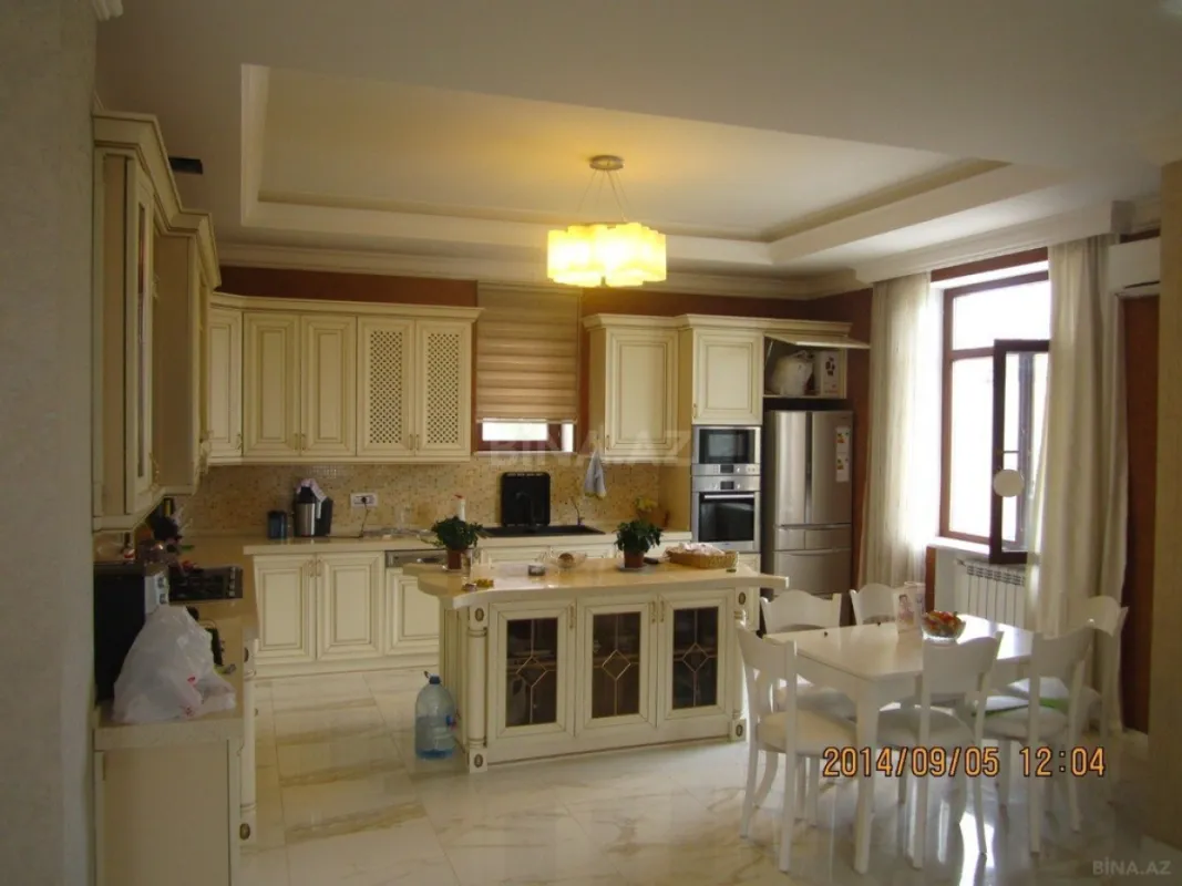 Satılır 8 otaqlı həyət evi 600 m²