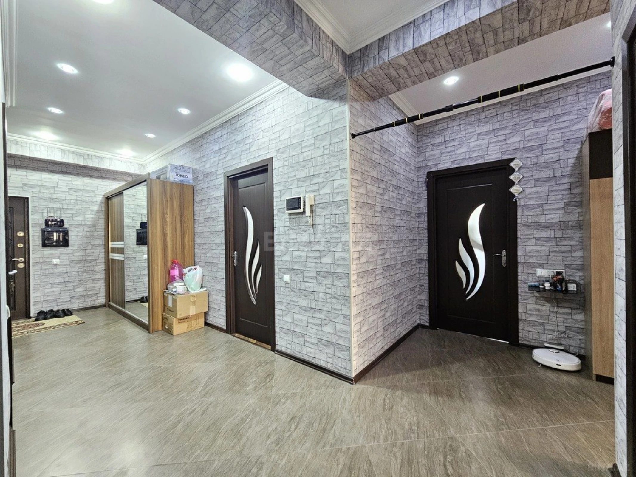 Satılır 4 otaqlı mənzil 132 m²