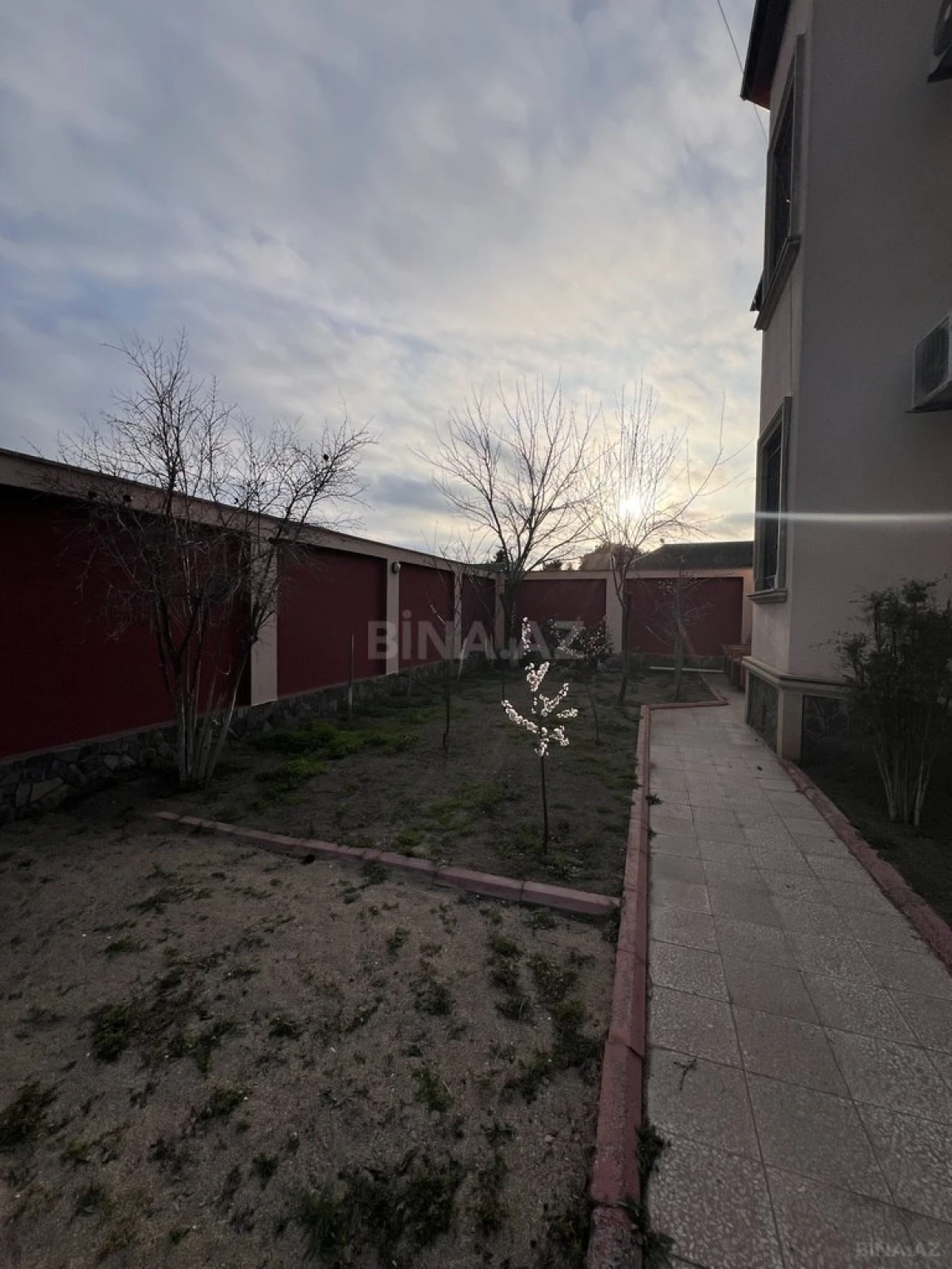 Satılır 5 otaqlı həyət evi 285 m²