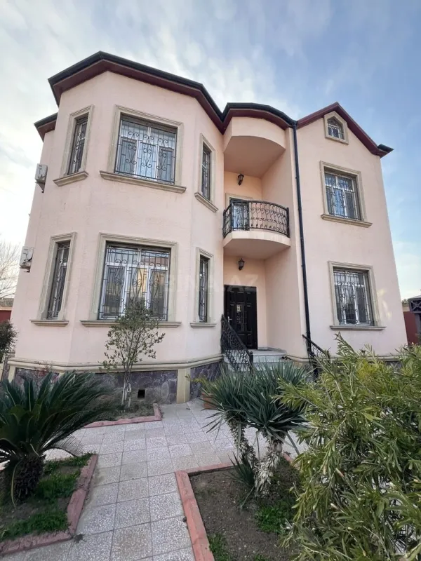 Satılır 5 otaqlı həyət evi 285 m²