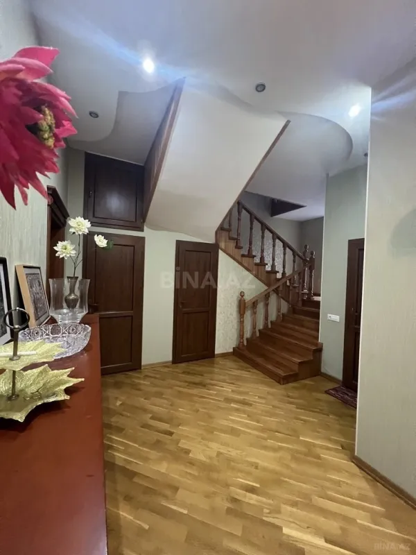 Satılır 5 otaqlı həyət evi 285 m²