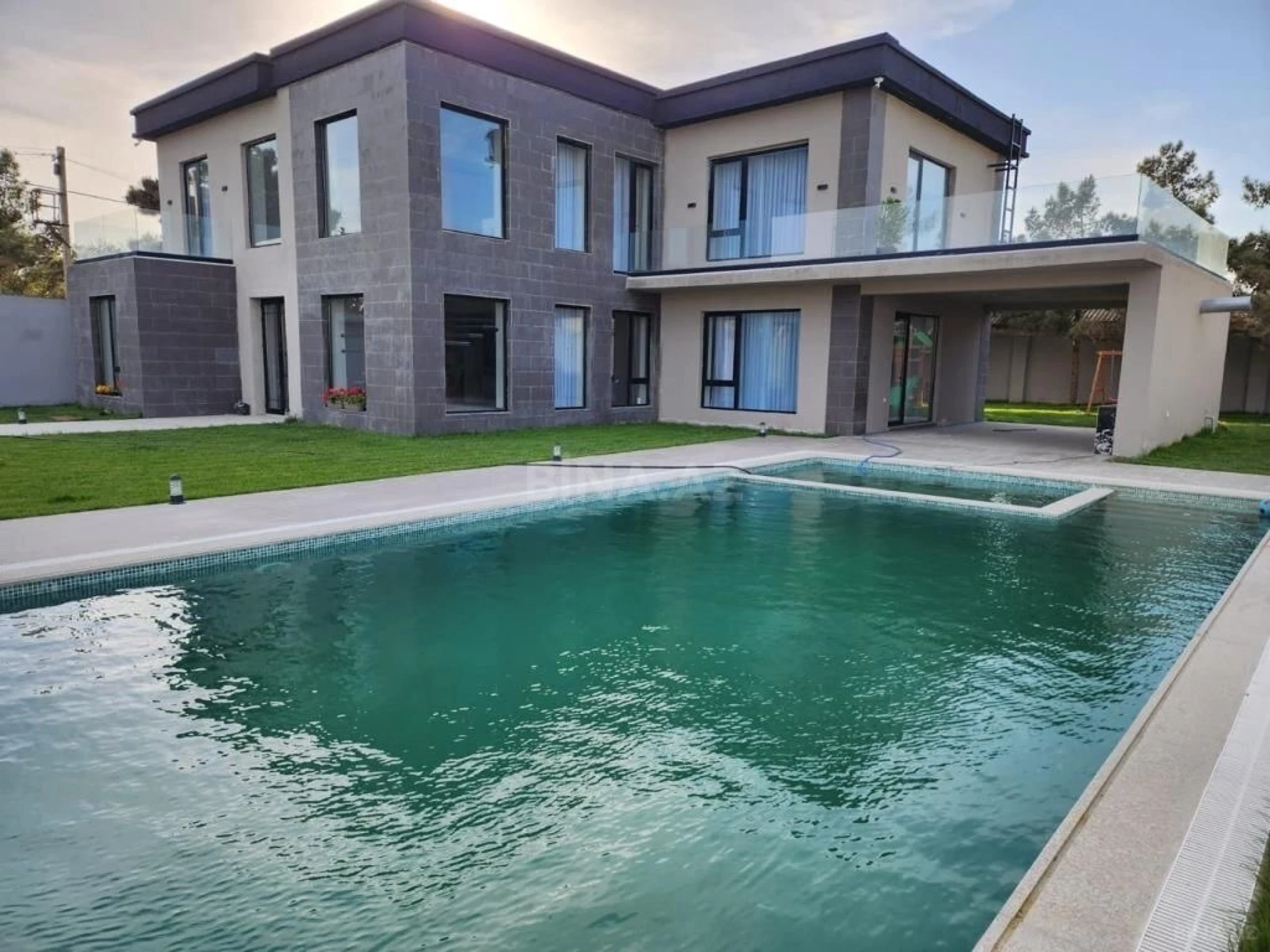 Kirayə verilir 5 otaqlı həyət evi 400 m²