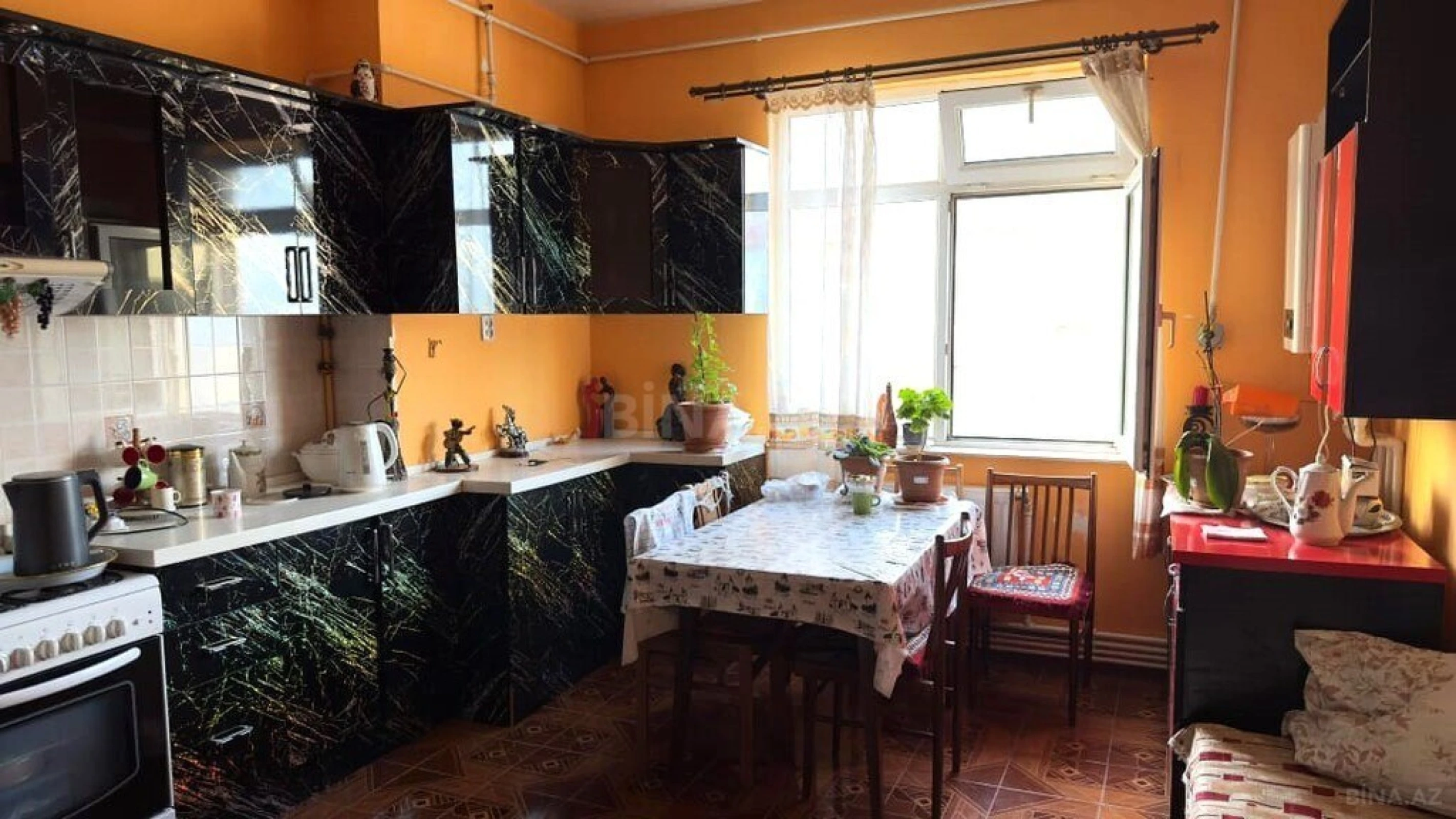Satılır 4 otaqlı mənzil 145 m²