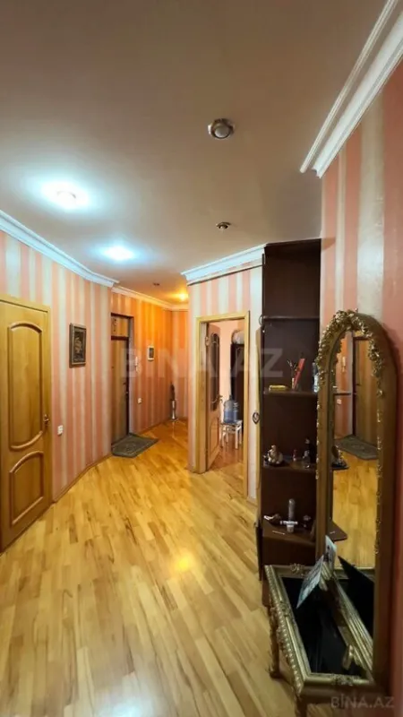 Satılır 4 otaqlı mənzil 145 m²